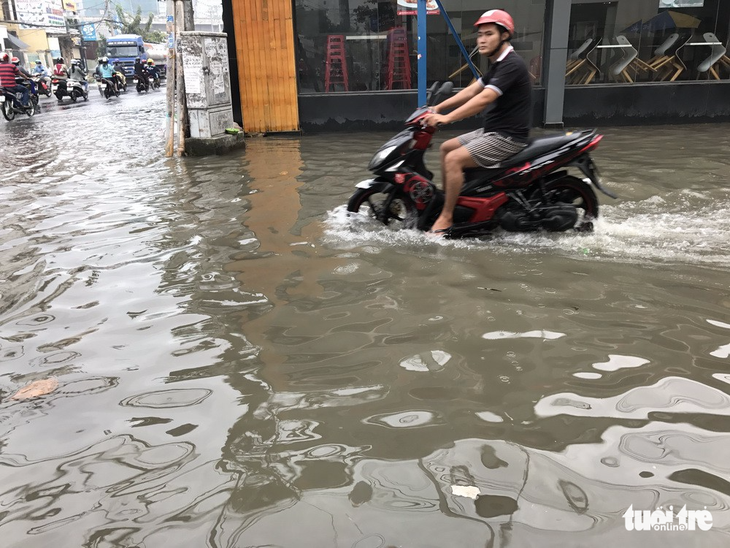 Người dân TP.HCM đầu tuần vất vả vượt ải triều cường lịch sử - Ảnh 19.