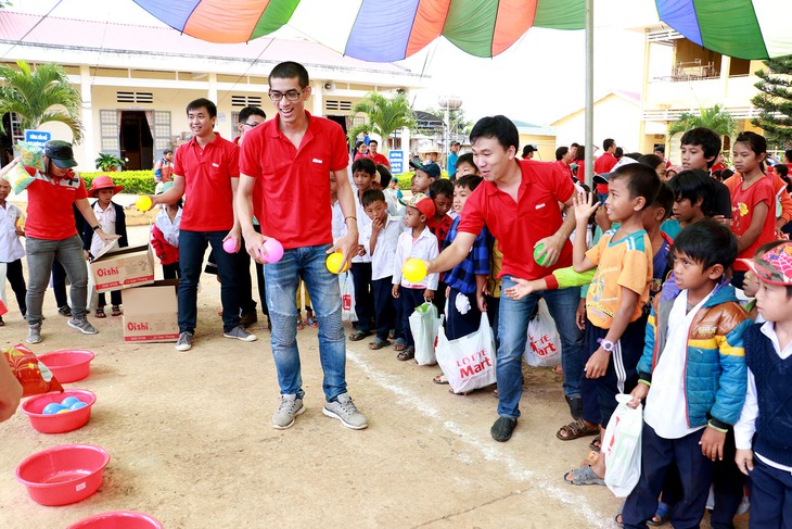 Mang trăng sáng Trung thu lên cho trẻ em vùng cao - Ảnh 1.