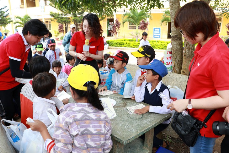 Mang trăng sáng Trung thu lên cho trẻ em vùng cao - Ảnh 5.