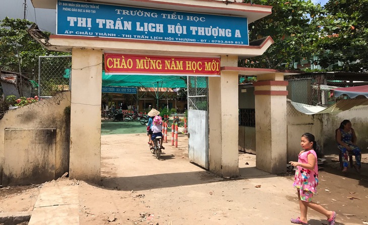 Tố cáo hiệu trưởng, thầy giáo bị cảnh cáo - Ảnh 1.