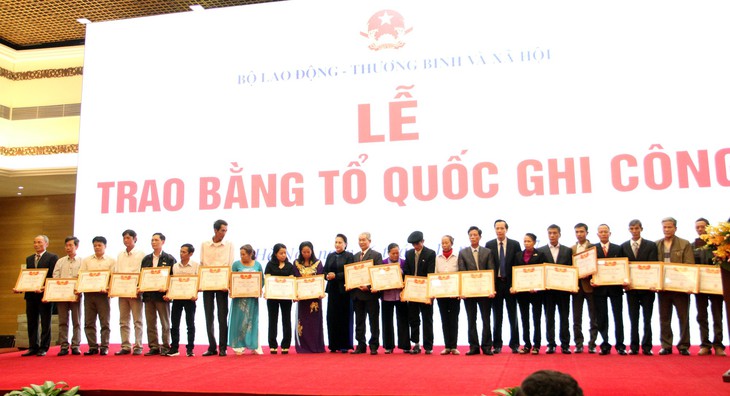 Trao bằng Tổ quốc ghi công cho 672 thân nhân liệt sĩ - Ảnh 1.