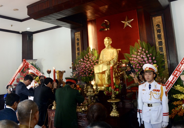 TP.HCM dâng hương tưởng niệm Chủ tịch Hồ Chí Minh - Ảnh 1.