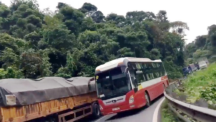 Đề nghị công an xử lý xe khách ép xe máy trên đèo Bảo Lộc - Ảnh 1.