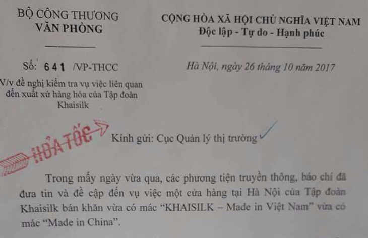 Tạm thu giữ một số sản phẩm tại tiệm Khaisilk ở Hà Nội - Ảnh 3.