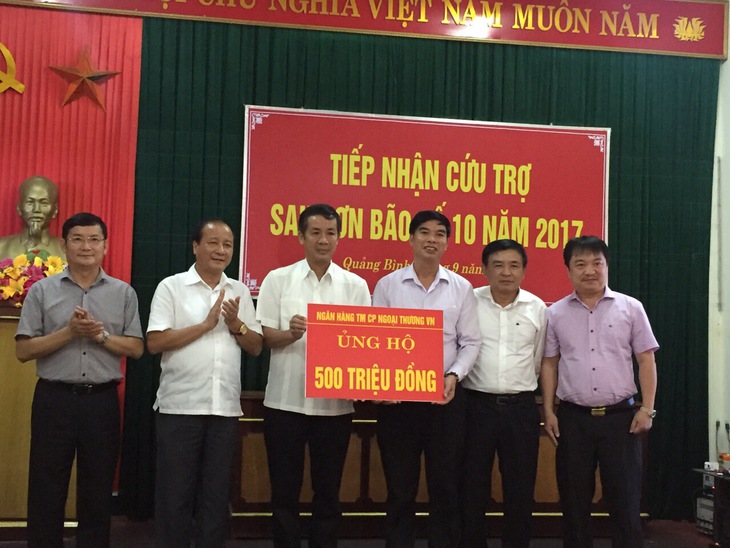 Vietcombank trao 1 tỉ đồng ủng hộ đồng bào miền Trung thiệt hại do bão - Ảnh 1. Vietcombank trao 1 tỉ đồng ủng hộ đồng bào miền Trung thiệt hại do bão - Ảnh 1.
