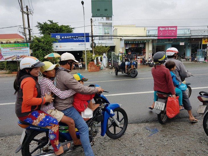 Dòng người tay xách nách mang về nhà với nụ cười tươi rói - Ảnh 13.