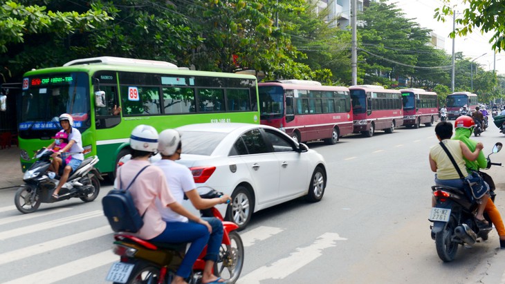 Xe buýt đậu dài dài trước nhà  vậy coi có được không? - Ảnh 1.