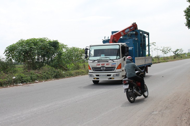 Xe lớn phóng nhanh vượt ẩu trong đường nội bộ khu dân cư - Ảnh 1.