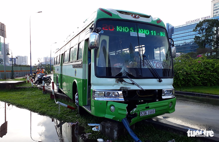 Xe buýt kéo lê xe máy trên đường Võ Văn Kiệt - Ảnh 2.