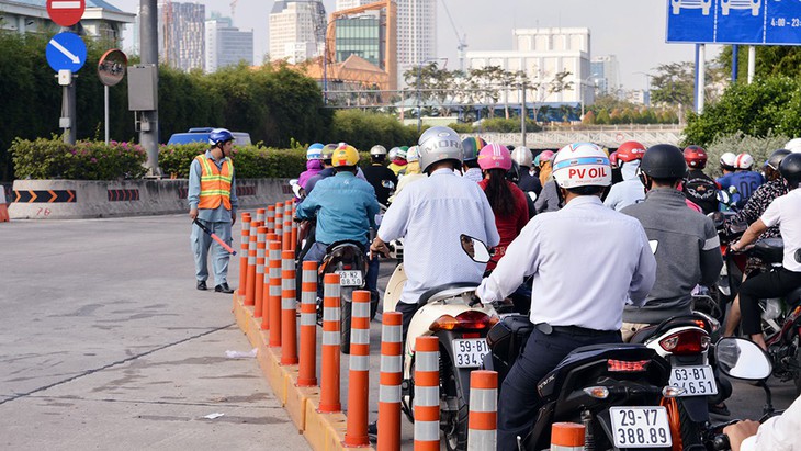 Hầm Thủ Thiêm kẹt cứng, điều tiết xe máy chạy vào làn ôtô - Ảnh 7.