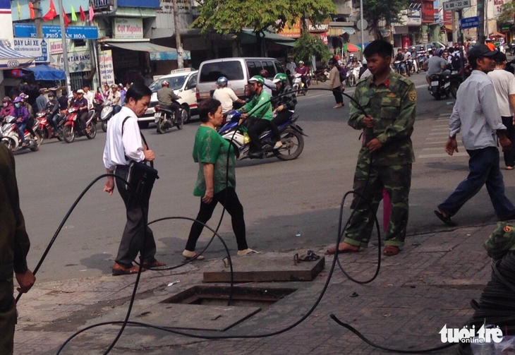 Nguy hiểm vì hố chôn cáp ngầm - Ảnh 1. Nguy hiểm vì hố chôn cáp ngầm - Ảnh 1.