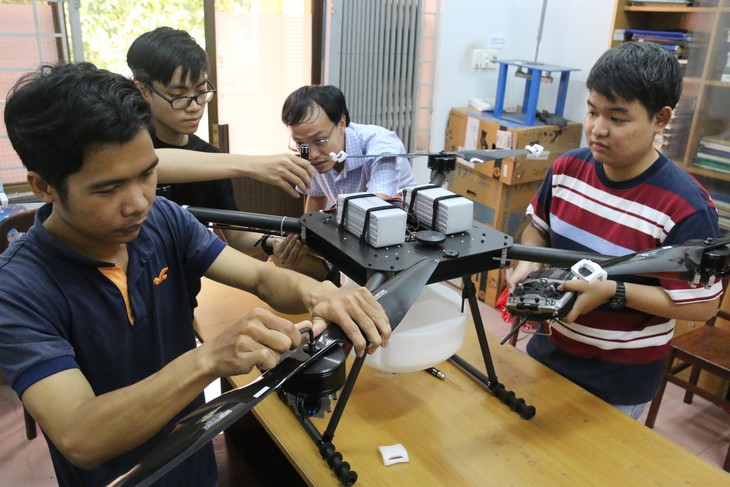 Máy bay không người lái giúp bón phân, phun thuốc trừ sâu - Ảnh 1.