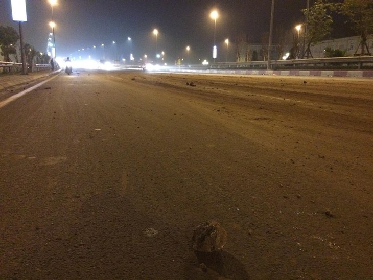 Gạch đá vương vãi khắp mặt đường, tài xế taxi cẩn thận nhặt gọn lúc rạng sáng - Ảnh 3.