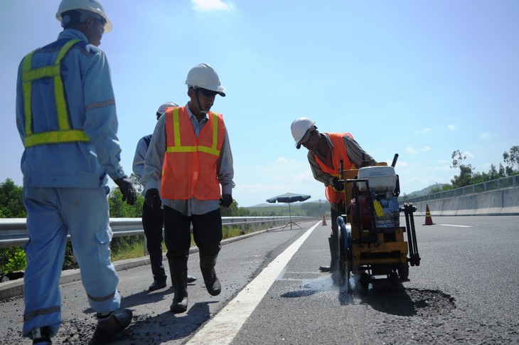 Bóc tách sâu 8cm vá cao tốc Đà Nẵng - Quảng Ngãi - Ảnh 6.