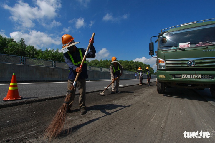 Bóc tách sâu 8cm vá cao tốc Đà Nẵng - Quảng Ngãi - Ảnh 9.