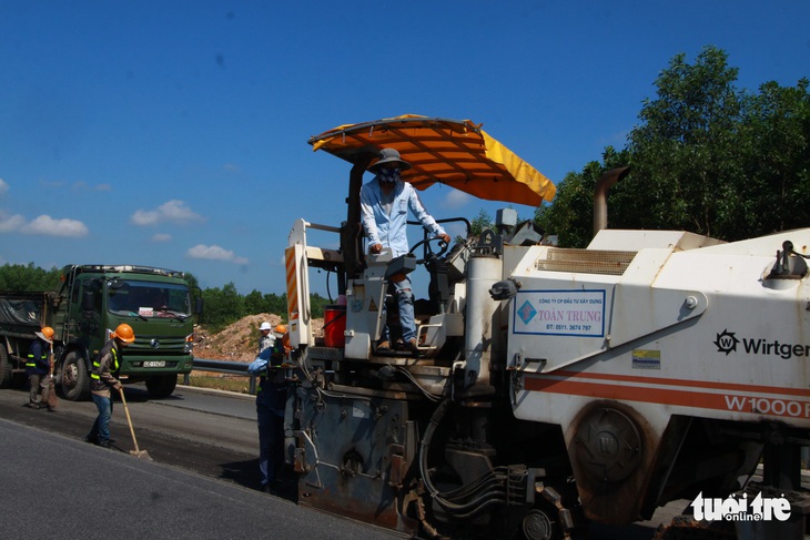 Bóc tách sâu 8cm vá cao tốc Đà Nẵng - Quảng Ngãi - Ảnh 1.