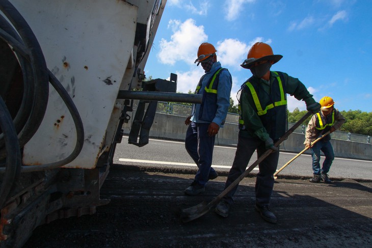 Bóc tách sâu 8cm vá cao tốc Đà Nẵng - Quảng Ngãi - Ảnh 8.