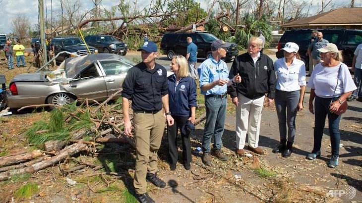 Ông Trump choáng với thảm họa sau bão Michael - Ảnh 1.