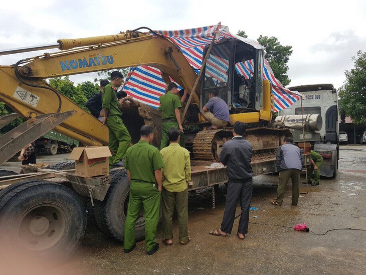 Bắt gần 200 bánh ma túy giấu trong máy xúc - Ảnh 1.