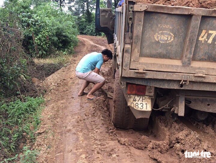 Huyện Krông Pắk hứa tìm việc cho hơn 500 giáo viên bị cắt hợp đồng - Ảnh 2.