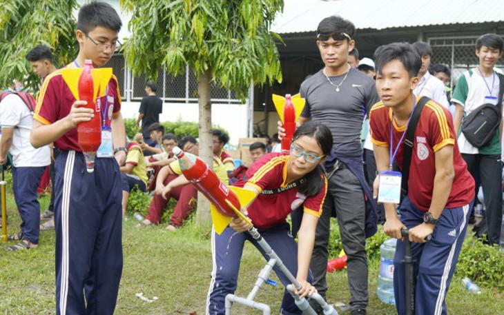 Gần 900 học sinh tranh tài bắn tên lửa nước