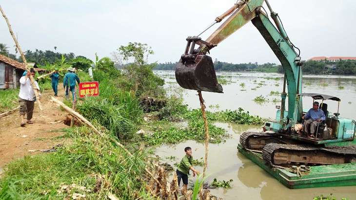 1km bờ bao sông Sài Gòn, 5 điểm sạt lở đe dọa - Ảnh 1.