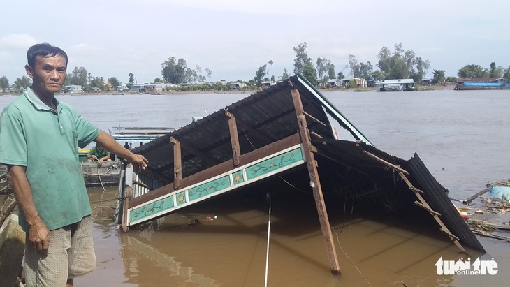 Sạt lở ở An Giang, 2 căn nhà sụp xuống sông - Ảnh 2.