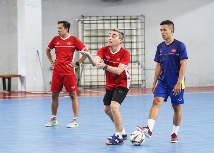 Tuyển futsal VN bị delay chuyến bay khi sang Thái Lan tập huấn - Ảnh 1.