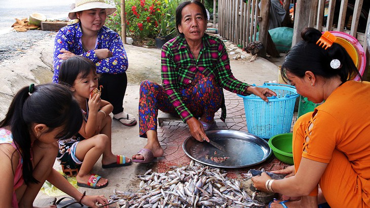 Sắp cuối lũ 2018, giá cả đặc sản lũ miền Tây càng chộn rộn - Ảnh 6.