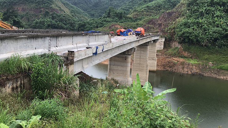 Nghiệm thu 2 năm, cầu vẫn... chưa xong - Ảnh 1.