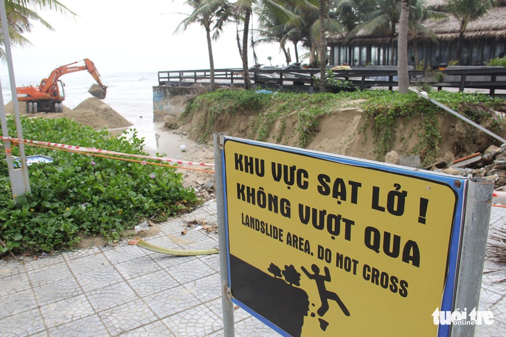 Sau đêm mưa, ven biển Đà Nẵng xuất hiện hố sạt lở lớn - Ảnh 3. Sau đêm mưa, ven biển Đà Nẵng xuất hiện hố sạt lở lớn - Ảnh 3.