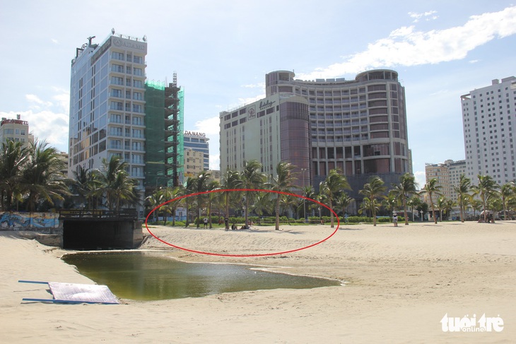 Sau đêm mưa, ven biển Đà Nẵng xuất hiện hố sạt lở lớn - Ảnh 6. Sau đêm mưa, ven biển Đà Nẵng xuất hiện hố sạt lở lớn - Ảnh 6.