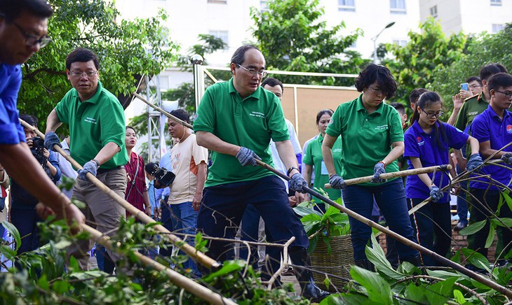 TP.HCM sạch hơn, mỗi người góp một tay - Ảnh 1.