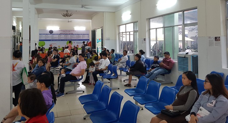 Dân hết cảnh chầu chực chờ tiêm chủng - Ảnh 1.