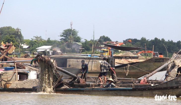 Sông Hương vẫn bị “rút ruột” - Ảnh 2.