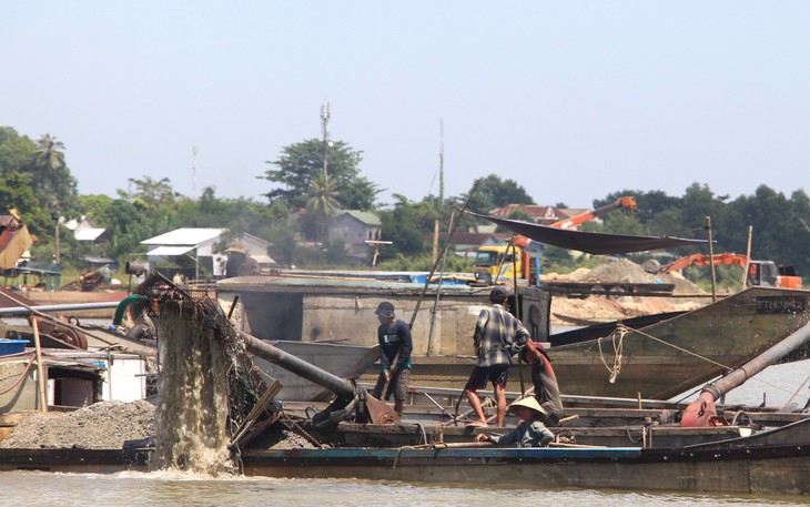 Sông Hương vẫn bị “rút ruột”