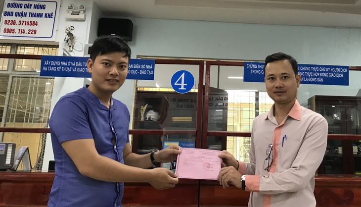 Dùng thẻ để khen thưởng và xử phạt cán bộ - Ảnh 1.