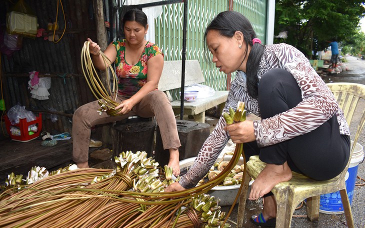 Nước lũ Miền Tây rút đi, sản vật để lại