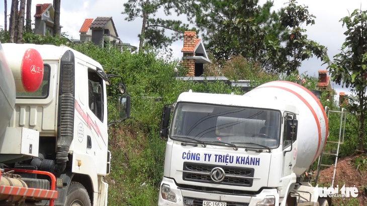 Làm trạm trộn bê tông ngay trong nghĩa trang - Ảnh 2.