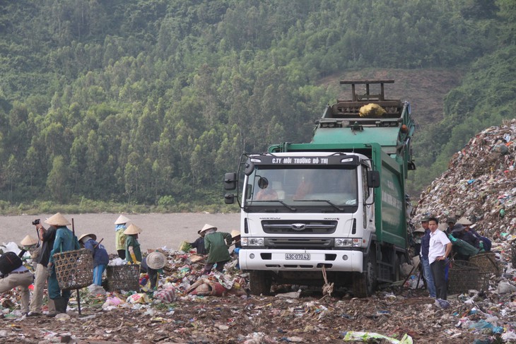 Đà Nẵng lì xì 500.000 đồng cho công nhân môi trường đêm giao thừa - Ảnh 1.