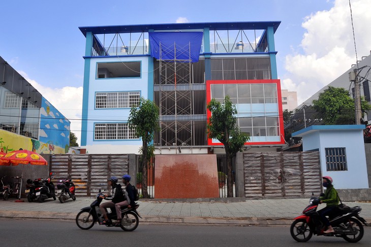 Tháo dỡ thiết bị trong trường mầm non xây không phép - Ảnh 1. Tháo dỡ thiết bị trong trường mầm non xây không phép - Ảnh 1.