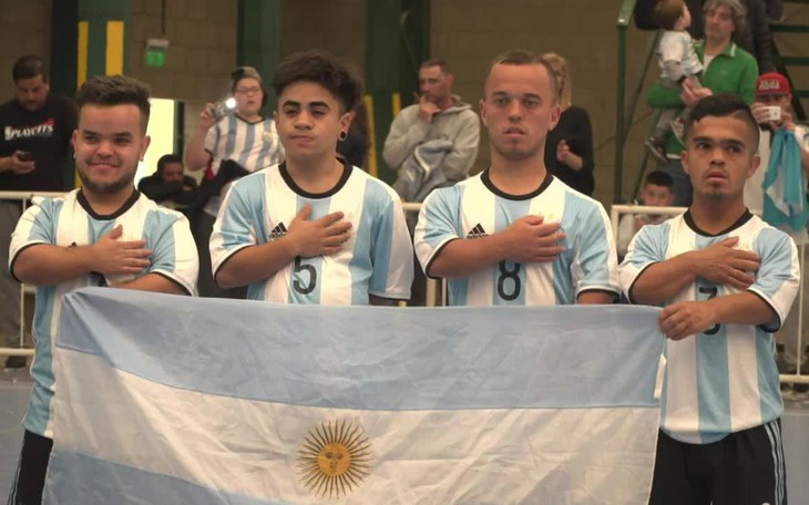 Xem người lùn đá bóng tranh Copa America ở Argentina