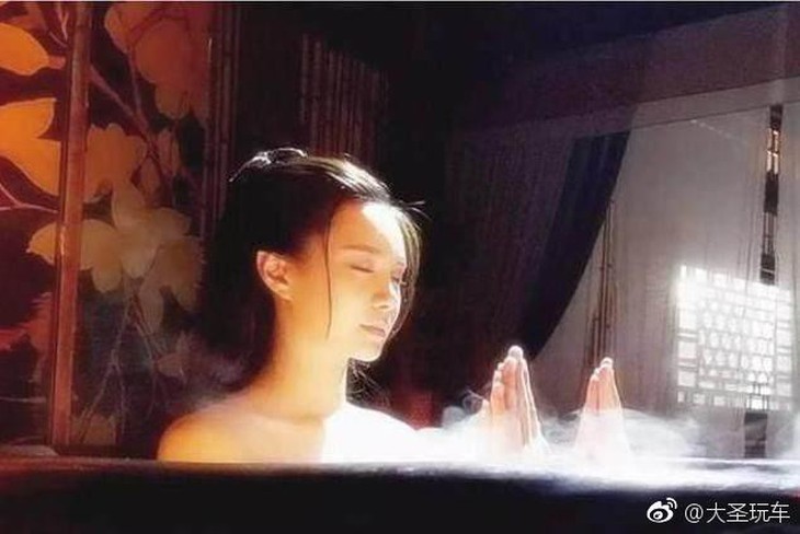 Hé lộ đằng sau những màn tắm trên phim ảnh - Ảnh 3. Hé lộ đằng sau những màn tắm trên phim ảnh - Ảnh 3.