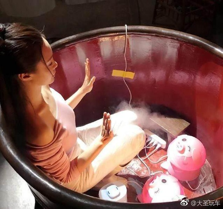 Hé lộ đằng sau những màn tắm trên phim ảnh - Ảnh 4. Hé lộ đằng sau những màn tắm trên phim ảnh - Ảnh 4.