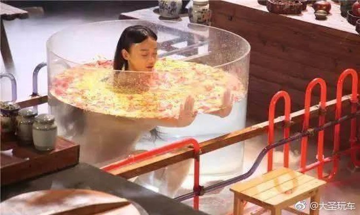 Hé lộ đằng sau những màn tắm trên phim ảnh - Ảnh 7. Hé lộ đằng sau những màn tắm trên phim ảnh - Ảnh 7.