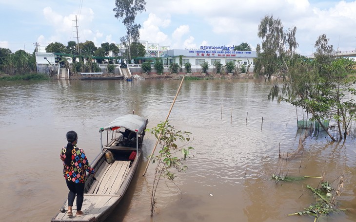 An Giang triệt phá đường dây đưa người qua biên giới đánh bạc - Ảnh 2.