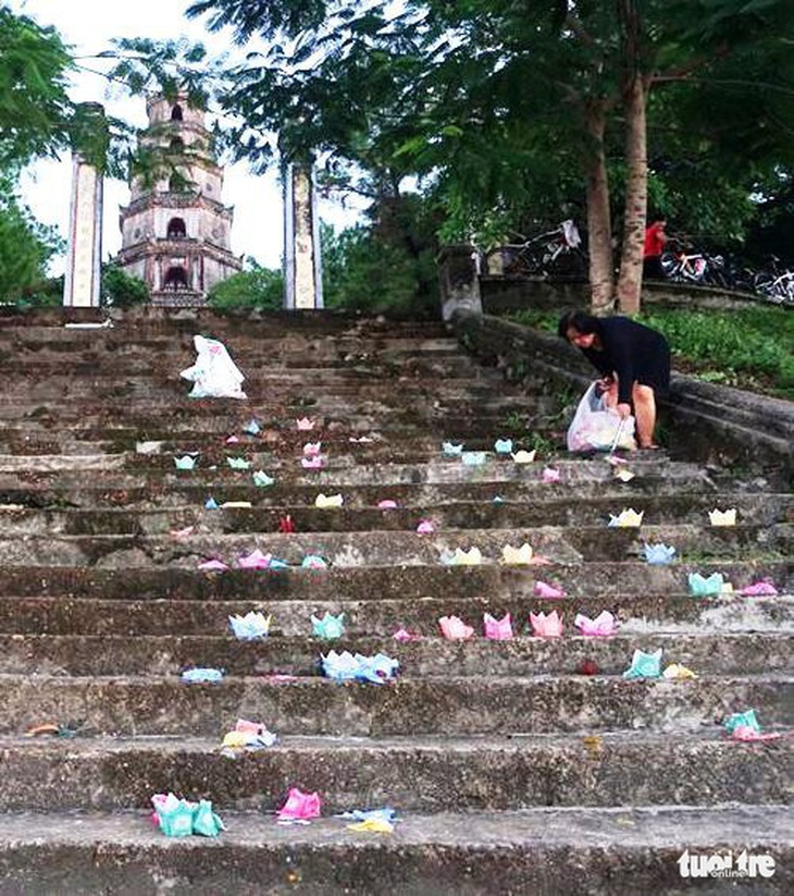 Chấn chỉnh hoạt động thả hoa đăng, vàng mã trên sông Hương - Ảnh 2.