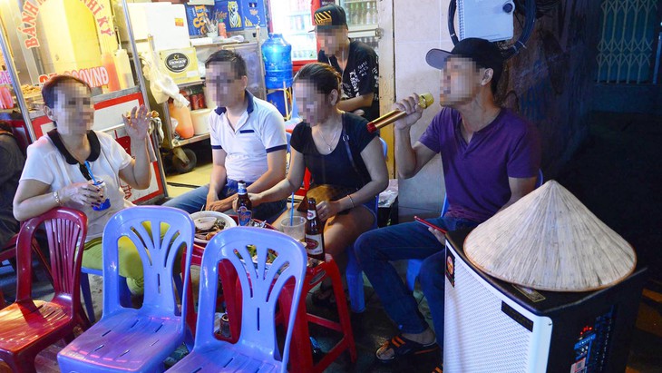 Cần mạnh tay với nạn karaoke khủng bố! - Ảnh 4. Cần mạnh tay với nạn karaoke khủng bố! - Ảnh 4.
