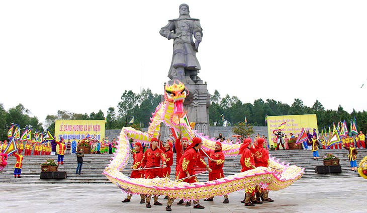 Huế kỷ niệm 229 năm Nguyễn Huệ lên ngôi hoàng đế - Ảnh 5. Huế kỷ niệm 229 năm Nguyễn Huệ lên ngôi hoàng đế - Ảnh 5.