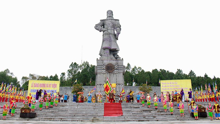 Huế kỷ niệm 229 năm Nguyễn Huệ lên ngôi hoàng đế - Ảnh 6. Huế kỷ niệm 229 năm Nguyễn Huệ lên ngôi hoàng đế - Ảnh 6.